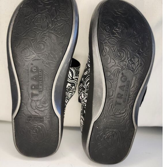 Traq by Alegria Paisley Pattern Knit Fabric Walking Flats Size 37 - Picture 7 of 7
